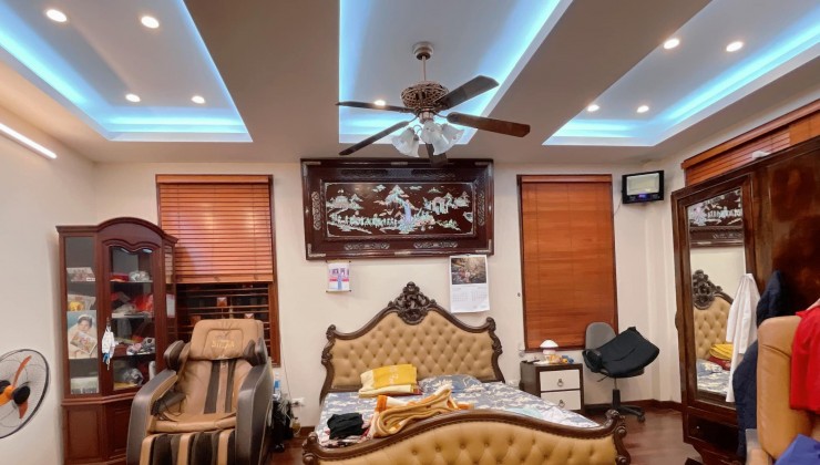 Bán gấp Biệt thự cầu giấy, ô tô vào nhà, 160m, 40 tỷ, có thang máy, chủ nhà bán kín